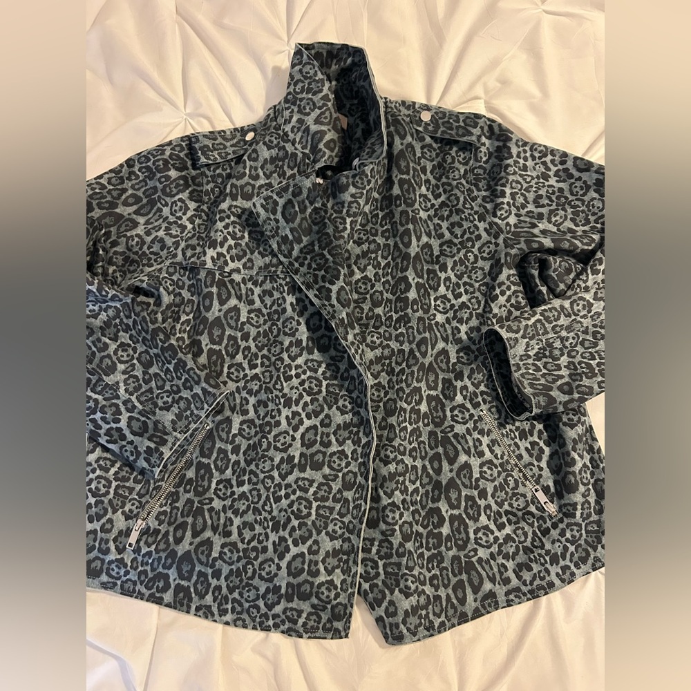 TRENDING 💕💕💕💕💕💕💕💕

Leopard print jacket